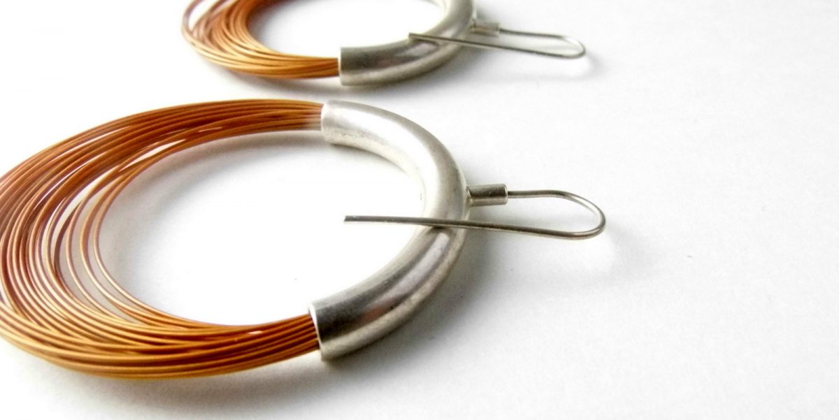 862 Sleek Wire Earrings Gold