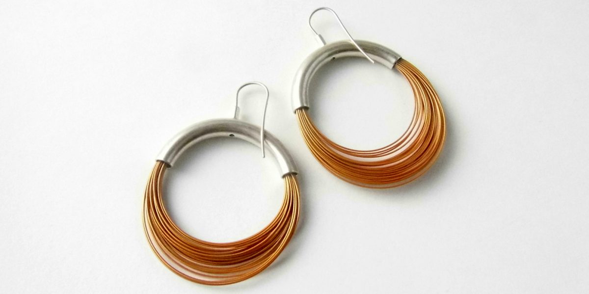 862 Sleek Wire Earrings Gold