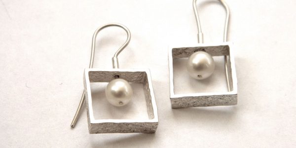 934 - Small Square With Pearls Earrings