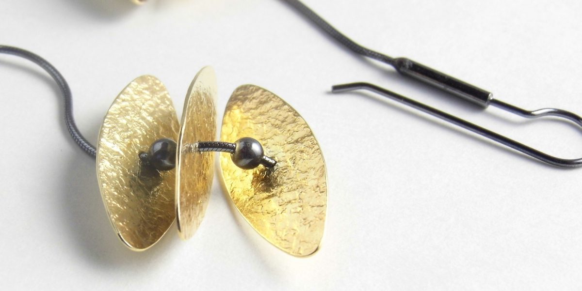 942 Flexible Tiered Disc Earrings Gold